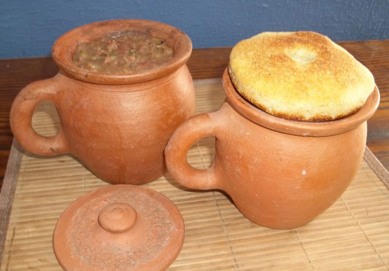 Lobio in clay pots